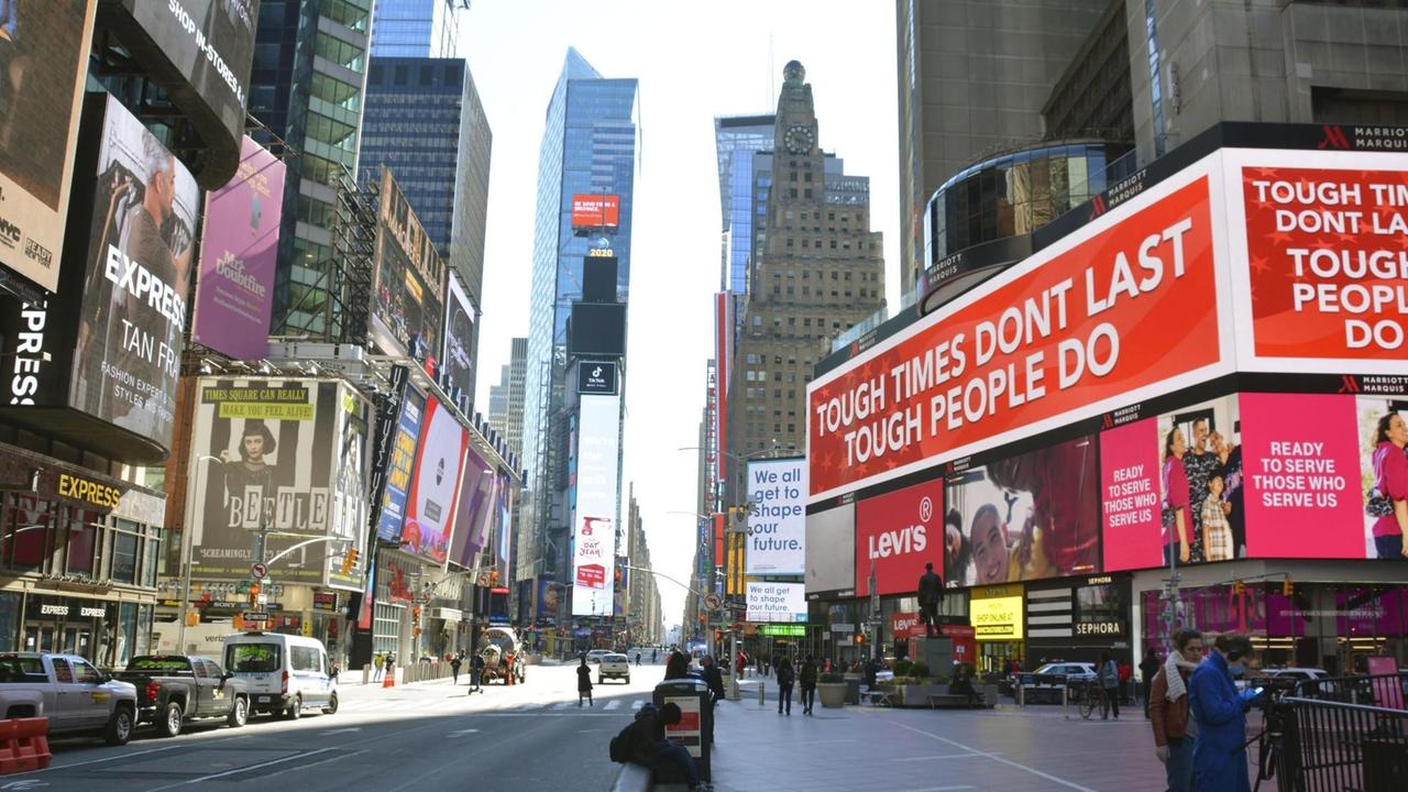 In Zeiten der Covid-19-Pandemie wirkt auch der sonst überfüllte Times Square in New York wie leer gefegt.