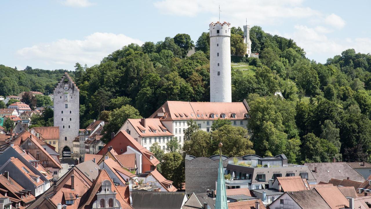 Die Veitsburg hoch über der Stadt, davor der „Mehlsack“, einer der vielen Türme und Wahrzeichen Ravensburgs.