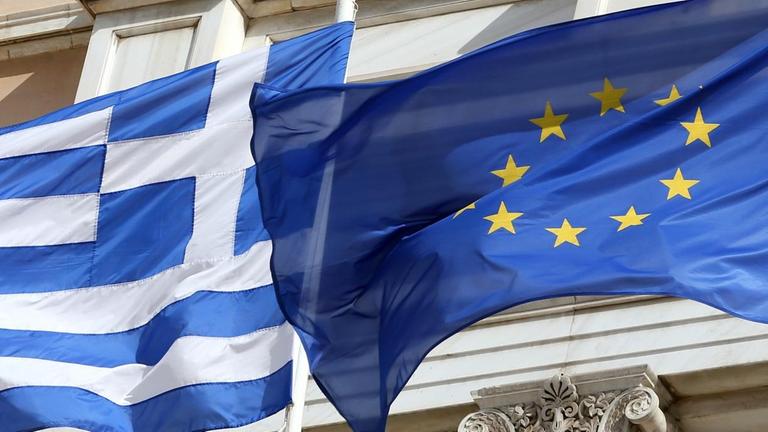 Die griechische und die europäische Flagge