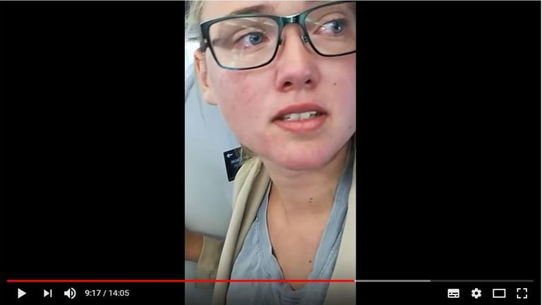 Screenshot des Videos der schwedischen Aktivistin Elin Ersson an Board eines Flugzeugs, die die Abschiebung eines Afghanen verhinderte