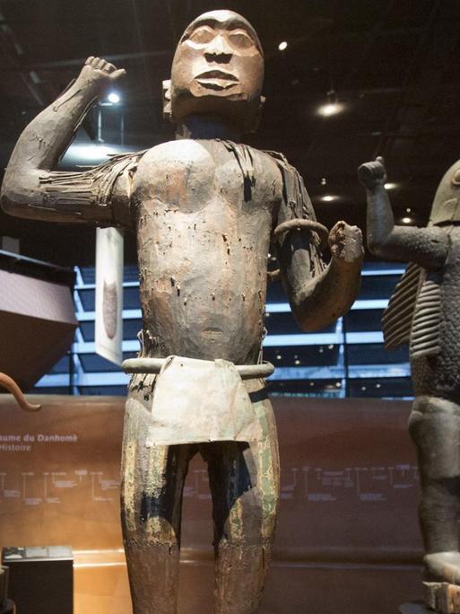Holzstatuen aus dem afrikanischen Königreich Dahomey im Pariser Museum Quai Branly.