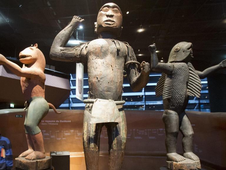 Holzstatuen aus dem afrikanischen Königreich Dahomey im Pariser Museum Quai Branly.
