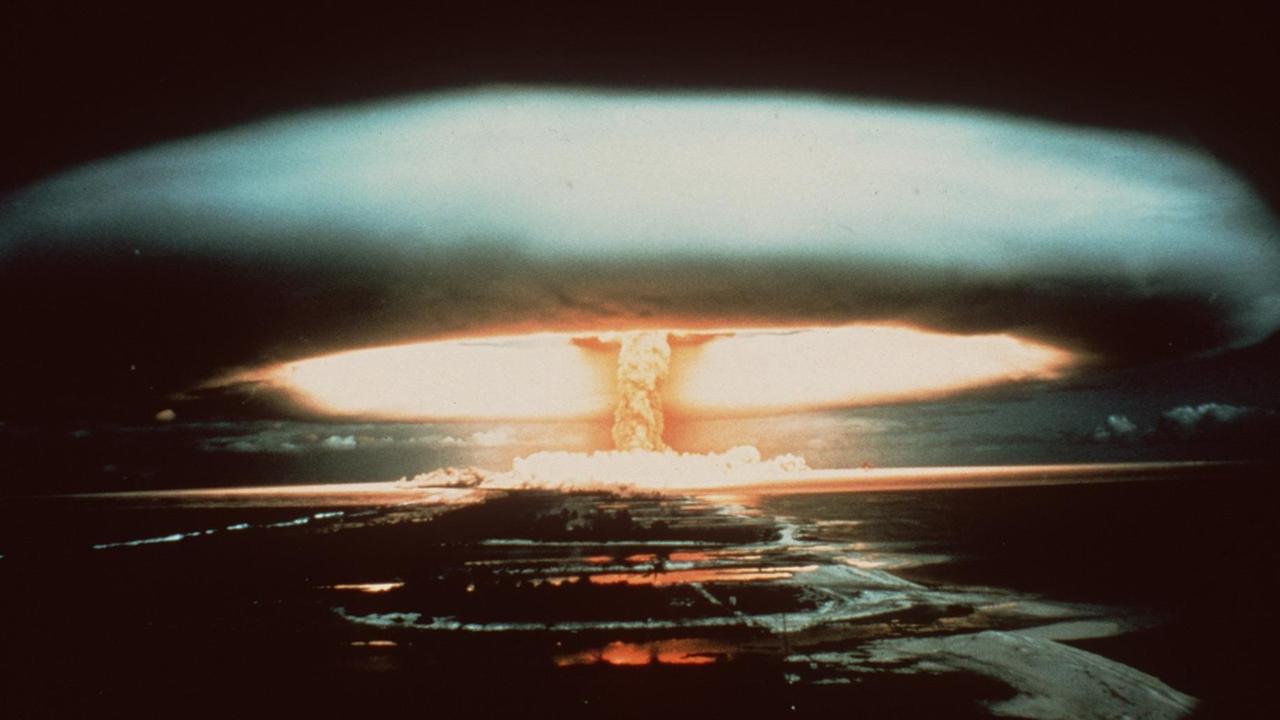 Nach der Explosion einer französischen Atombombe 1971 schwebte dieser riesige Atompilz über dem Mururoa-Atoll.