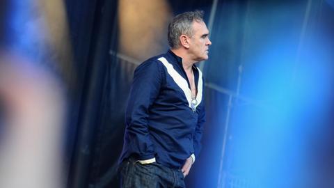 Morrissey steht bei einem Live-Auftritt auf der Bühne.