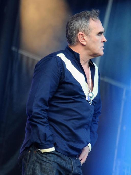 Morrissey steht bei einem Live-Auftritt auf der Bühne.