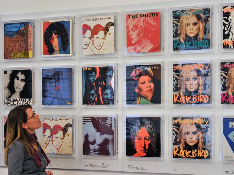 Vom Pop-Art Künstler Andy Warhol gestaltete Plattencover betrachtet eine junge Frau am Dienstag (17.01.2012) im Leipziger Grassi-Museum für Angewandte Kunst.