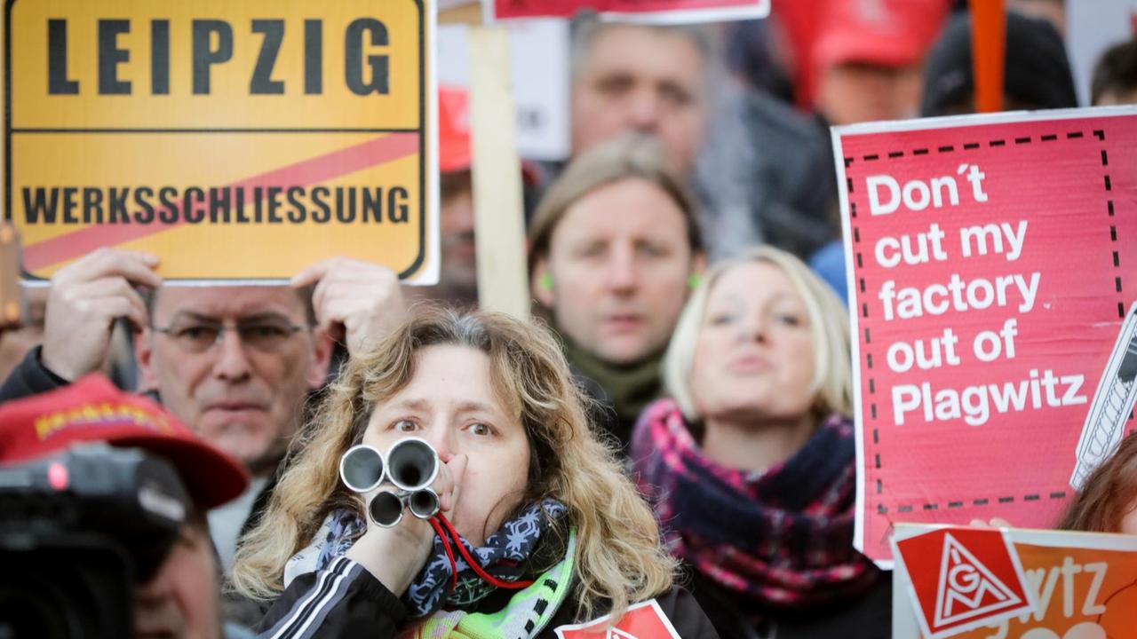 Siemens-Beschäftigte protestieren mit Plakaten, Tröten und Trillerpfeifen am 23.11.2017 in Berlin gegen die geplanten Stellenstreichungen.