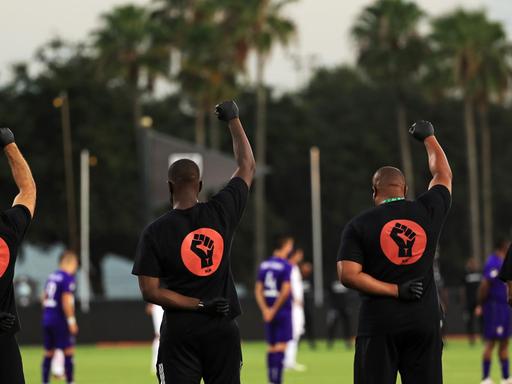 Als Zeichen der Solidarität mit der Black Lives Matter Bewegung, halten die Spieler der MLS-Teams Orlando City SC und Inter Miami CF, vor dem Spiel ihre Fäuste in die Luft.