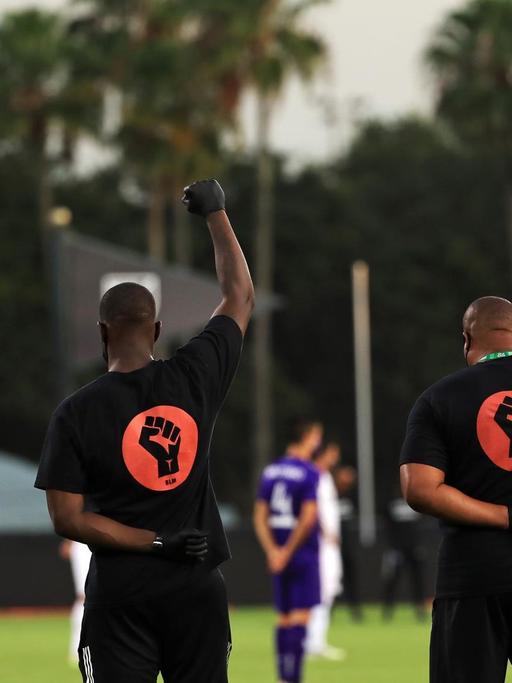 Als Zeichen der Solidarität mit der Black Lives Matter Bewegung, halten die Spieler der MLS-Teams Orlando City SC und Inter Miami CF, vor dem Spiel ihre Fäuste in die Luft.