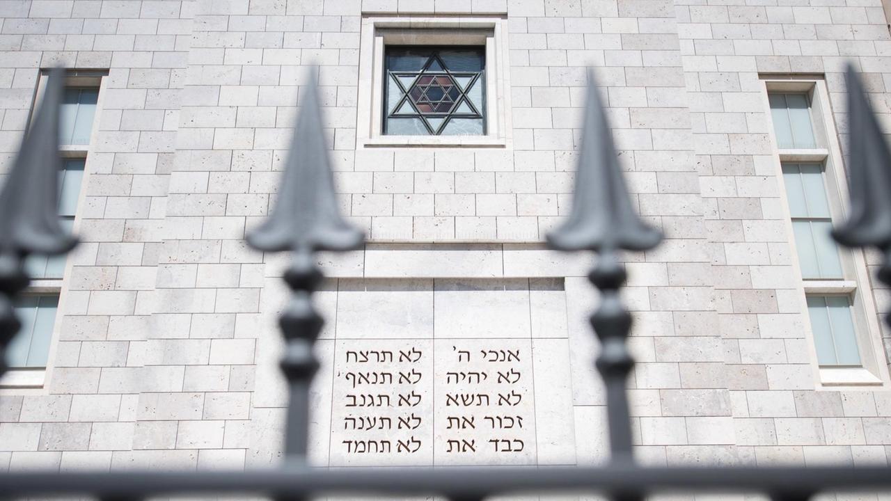 Baden-Württemberg, Stuttgart: Ein Zaun steht vor der Synagoge der Israelitischen Religionsgemeinschaft, auf deren Wand die ersten Worte der zehn Gebote in hebräisch geschrieben sind.