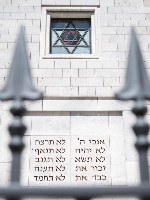 Blick auf die Synagoge der Israelitischen Religionsgemeinschaft, auf deren Wand die ersten Worte der zehn Gebote in hebräisch geschrieben sind.