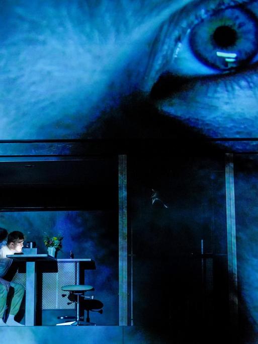Szene aus: "Woyzeck Interrupted" von Mahin Sadri und Amir Reza Koohestani nach Georg Büchner, Regie: Amir Reza Koohestani. Deutsches Theater Berlin, 2020.