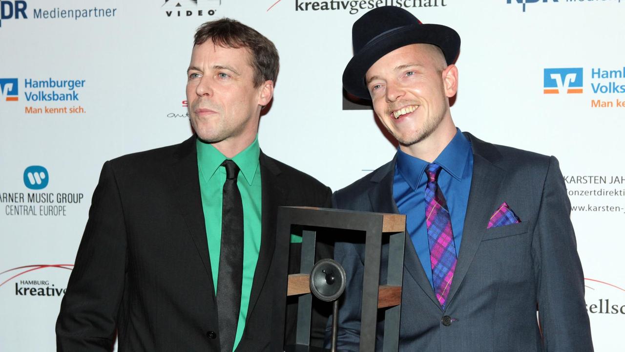 Musikproduzent Matthias Arfmann (l) und Sänger Jan Delay beim Hamburger Musikpreis "Hans" 2010. 
