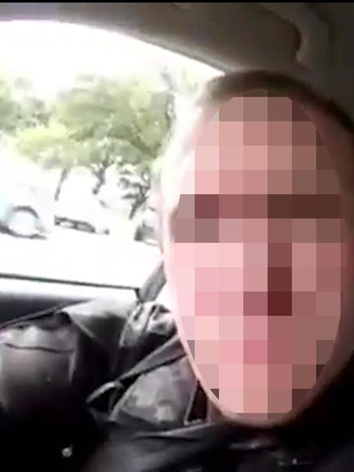 Dieses Bild aus dem Video des mutmaßlichen Hauptattentäters von Christchurch zeigt ihn während der Fahrt in einem Auto.