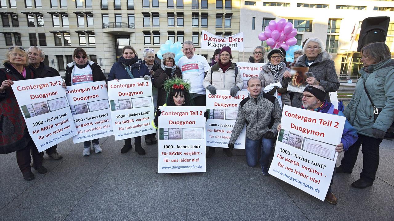 Mehrere Personen von der Interessengemeinschaft Duogynonopfer stehen im November 2016 in Berlin und demonstrieren. Duogynon, ein hormoneller Schwangerschaftstest der Schering AG, wurde von 1950 bis 1981 verkauft und steht im Verdacht, tausende Missbildungen verursacht zu haben.