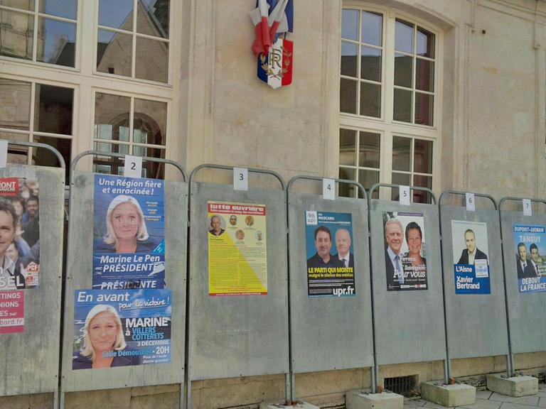 Wahlplakate in Villers-Cotterêts in Nordfrankreich