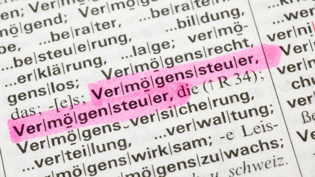 Eine Buchseite, auf der das Wort Vermögenssteuer mit Textmarker markiert ist. Eine Buchseite, auf der das Wort Vermögenssteuer mit Textmarker markiert ist.