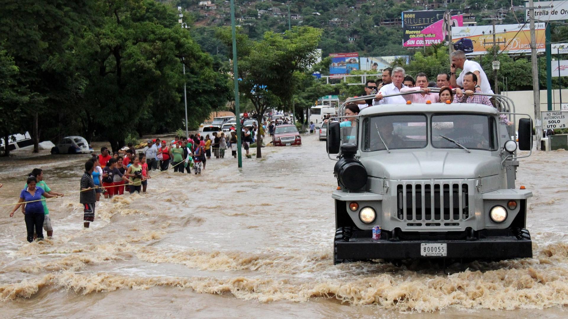 A truck transports peple trying to leave in Acapulco, Mexico, 18 Septembre 2013. Mexican government confirmed 47 people dead due to the pass of 'Ingrid' and 'Manuel' by the country. EFE/Francisca Meza