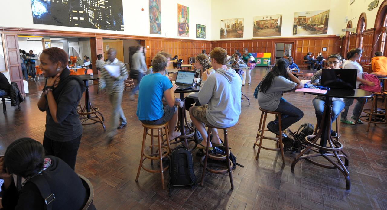 Blick in einen Raum der Universität im südafrikanischen Kapstadt, aufgenommen am 04.04.2011. Die Universität wurde im Jahr 1829 gegründet und ist die Älteste Uni Südafrikas. Zur Zeit sind hier etwa 23.000 Studenten eingeschrieben. Rund 20 Prozent der Studierenden sind Ausländer. Foto: Ralf Hirschberger