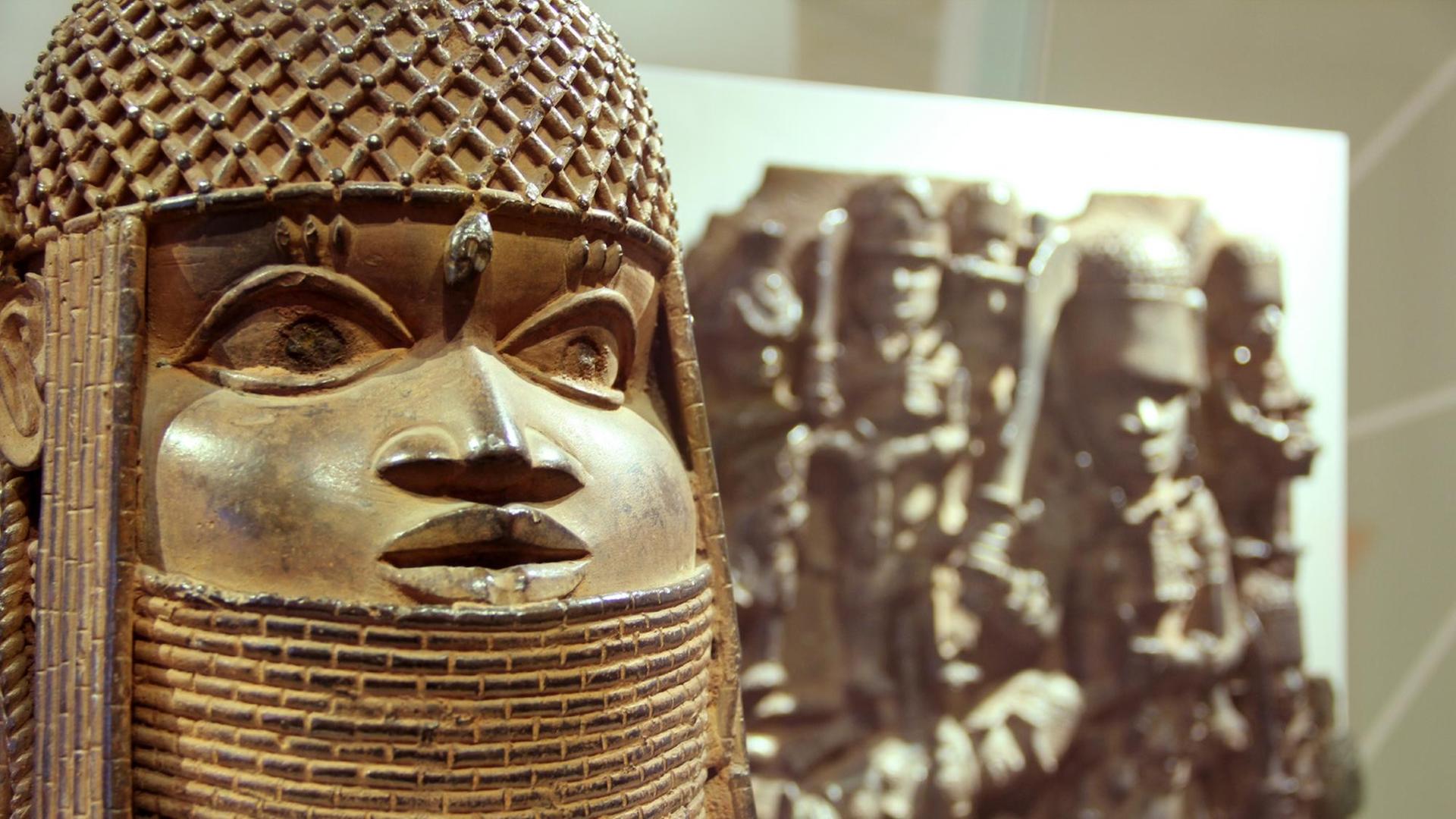 Ausstellungsansicht Benin-Bronzen im Museum für Kunst und Gewerbe Hamburg