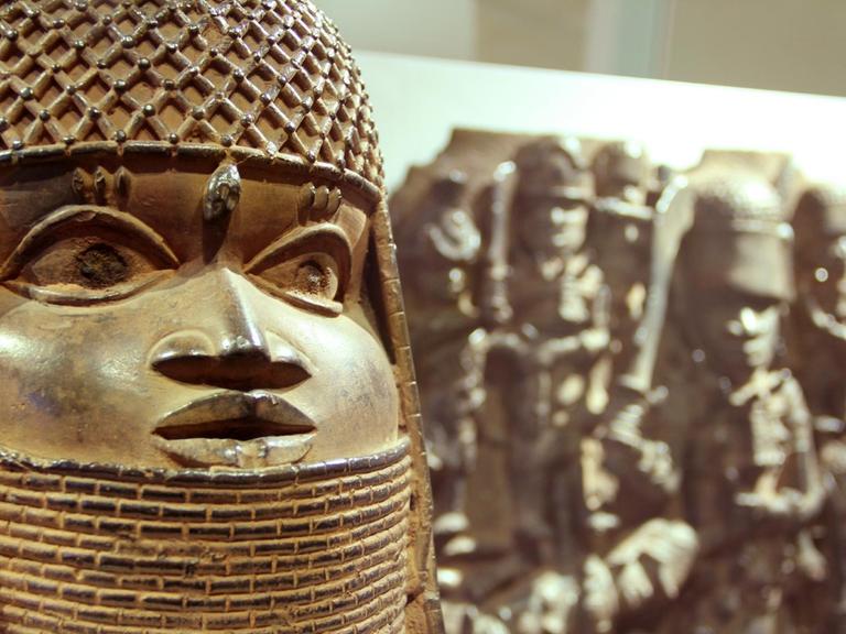 Ausstellungsansicht Benin-Bronzen im Museum für Kunst und Gewerbe Hamburg