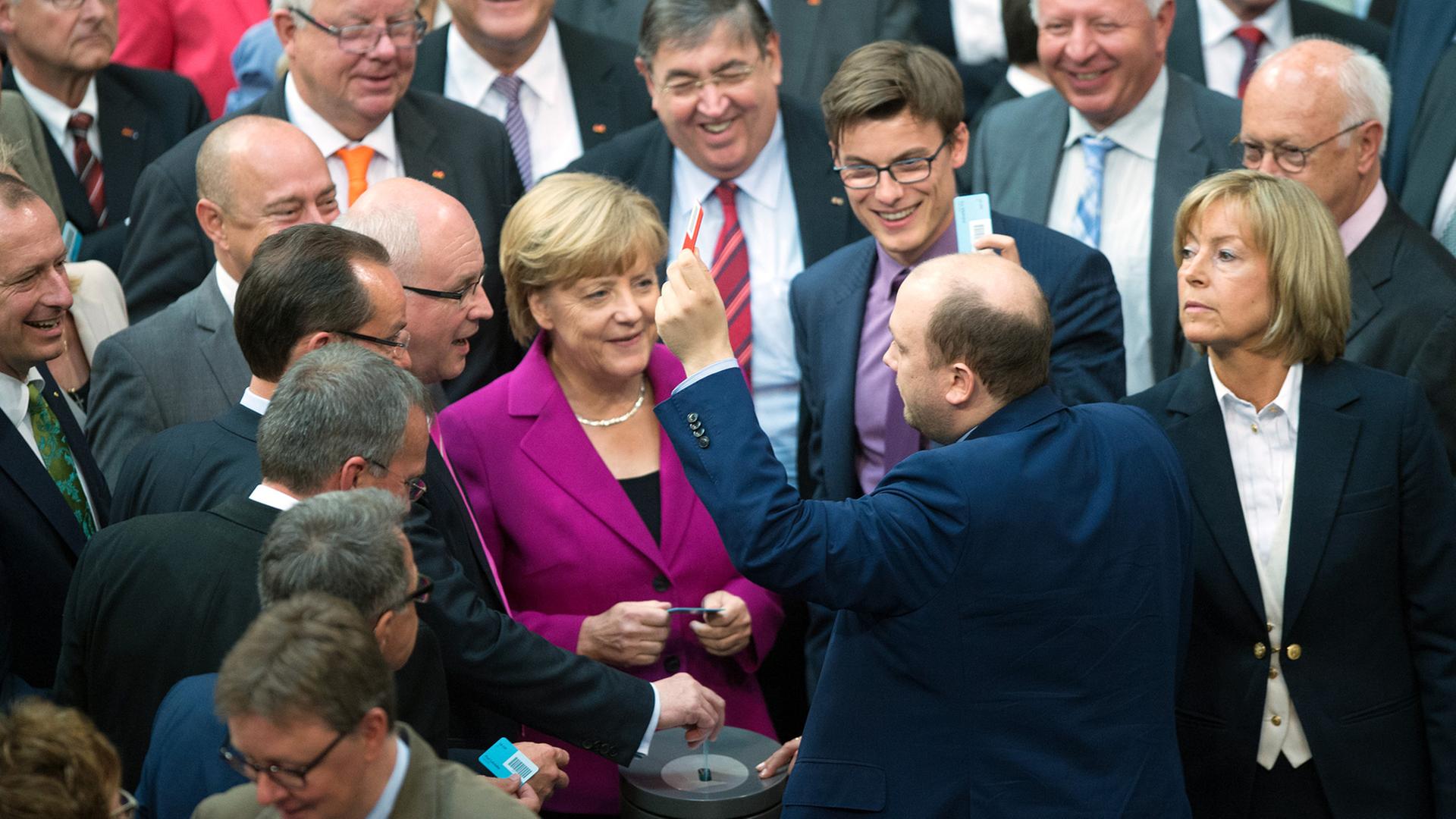 Bundes-Kanzlerin Merkel bei einer Abstimmung im Bundestag