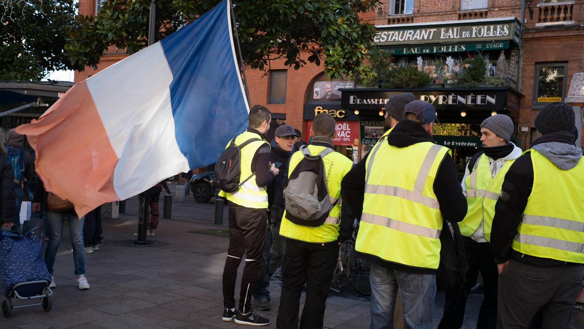 Demonstranten der "Gelbwesten" am 8. Dezember in Toulouse