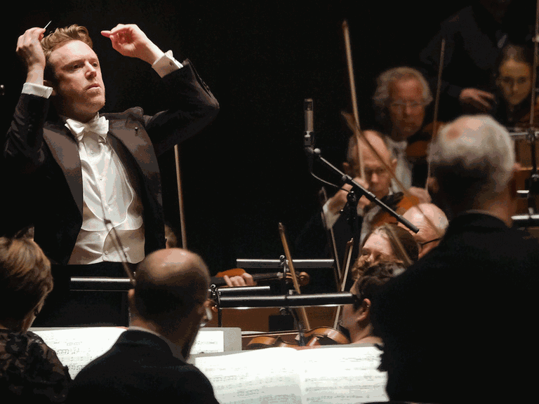 Daniel Harding dirigiert am 1.12.17 das Schwedische RSO in der Stockholmer Berwaldhallen in Allan Petterssons 7. Sinfonie
