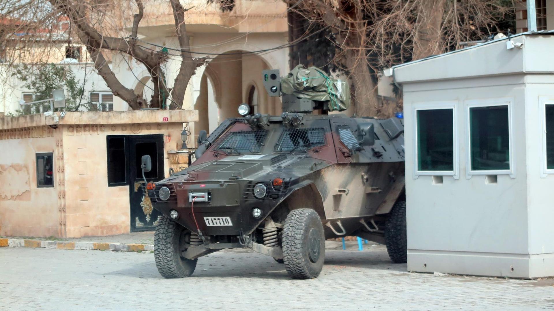 Ein gepanzertes Fahrzeug steht im Zentrum von Nusaybin im Südosten der Türkei am 20.01.2016.