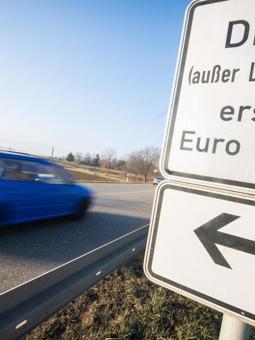 Stuttgart: Ein Schild an einer Straße weist auf Fahrverbote für ältere Dieselfahrzeuge hin.