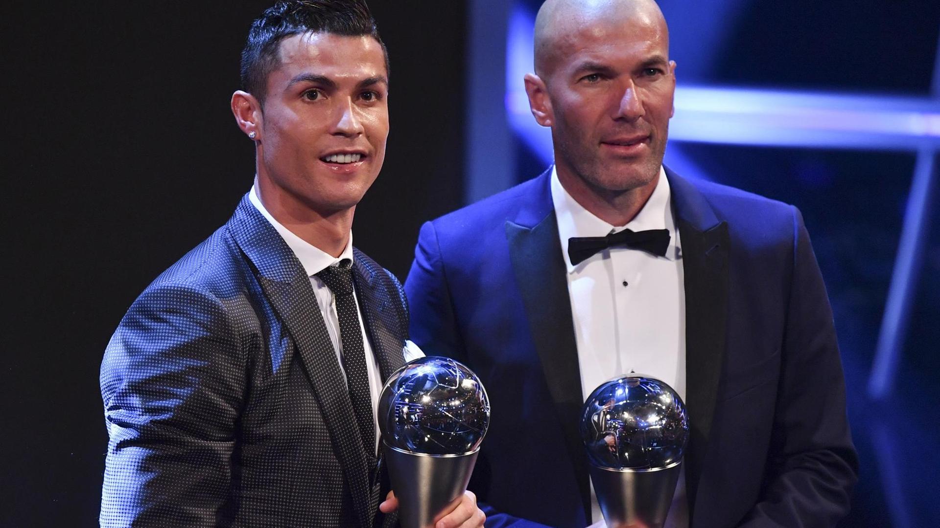 Cristiano Ronaldo und Zinédine Zidane halten ihre Preise in der Hand