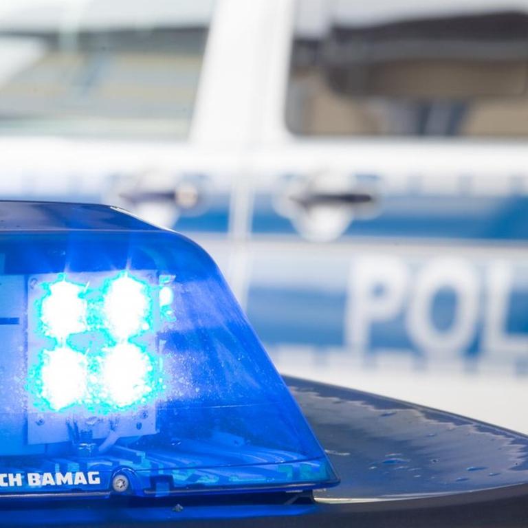 Ein Polizeiwagen mit Blaulicht