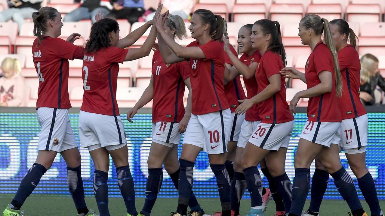 Norwegische Fußballerinnen feiern ein Tor in der WM-Qualifikation gegen Nordirland.