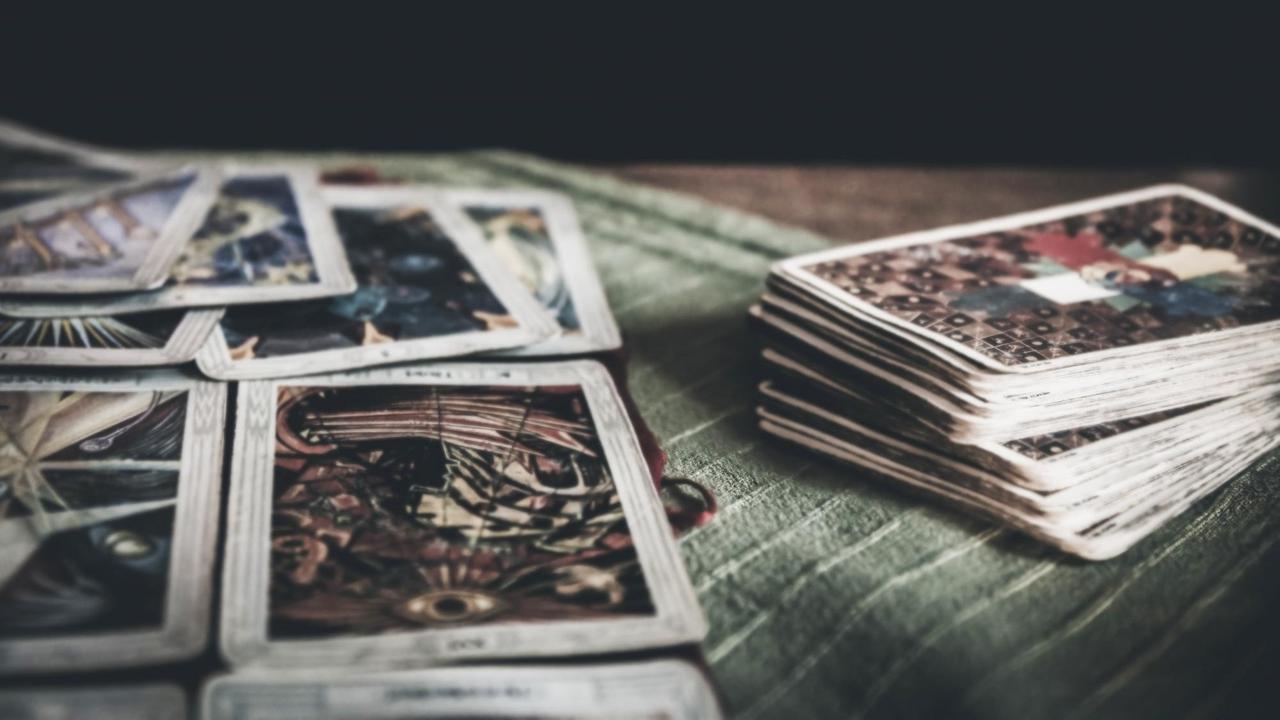 Tarot-Karten, die auf dem Tisch liegen.