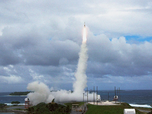 Eine Versuchsrakete eines US-Raketenabwehrschildes, gestartet vom US-Luftwaffenstützpunkt Vandenberg.