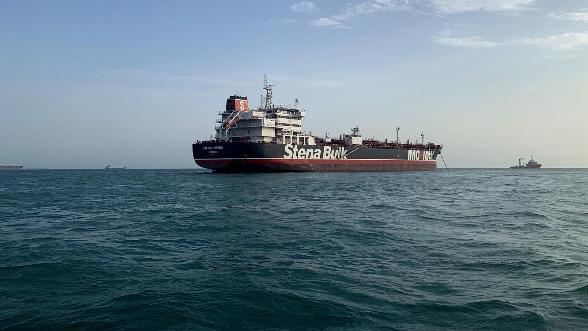 Dieses von der Iranian Students News Agency (ISNA) zur Verfügung gestellte Foto zeigt den britischen Öltanker «Stena Impero» in der Straße von Hormus.