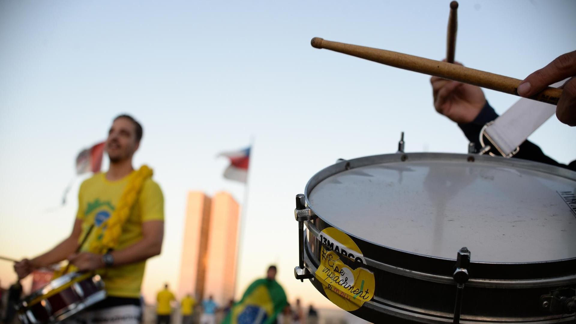 In Brasilia demonstrieren Aktivisten für ein Amtsenthebungsverfahren gegen Präsidentin Rousseff