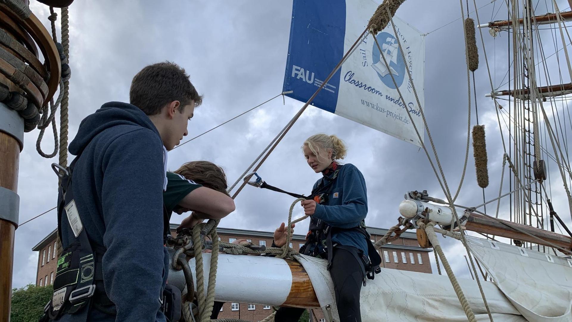 Schüler auf dem Segelschiff "Thor Heyerdahl" bei der Vorbereitung der Segel.