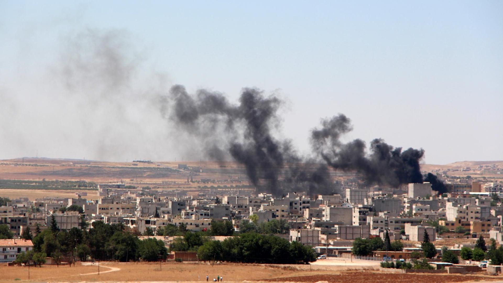 Rauch steigt aus der syrischen Stadt Kobane auf, die am 25.6.15 wieder umkämpft ist.