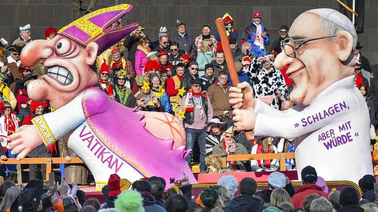 Beim Karneval in Düsseldorf: Ein Wagen mit Papst Franziskus - Motto: Schlagen, aber mit Würde!