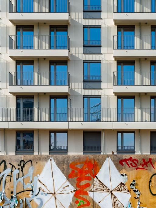 Blick auf die Fassade eines neuerbauten Wohnhauses an der East Side Gallery in Berlin