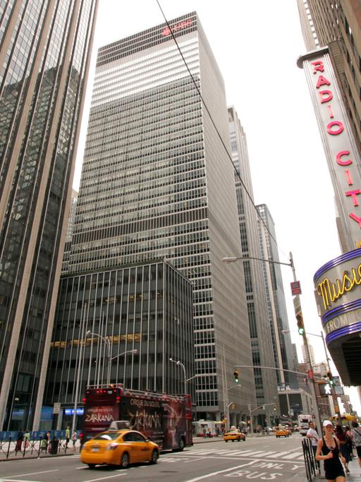 Die Radio City Music Hall (r.) an der 50th Street in Midtown Manhattan in New York. 