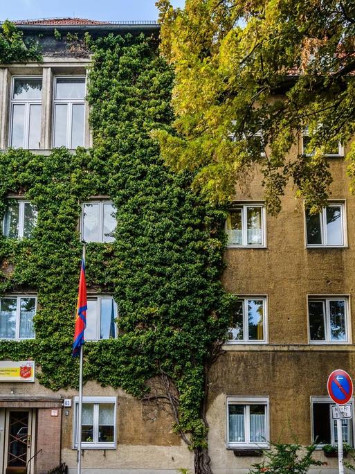 Die mit Ranken begrünte Fassade des William-Booth-Hauses der Heilsarmee in Berlin