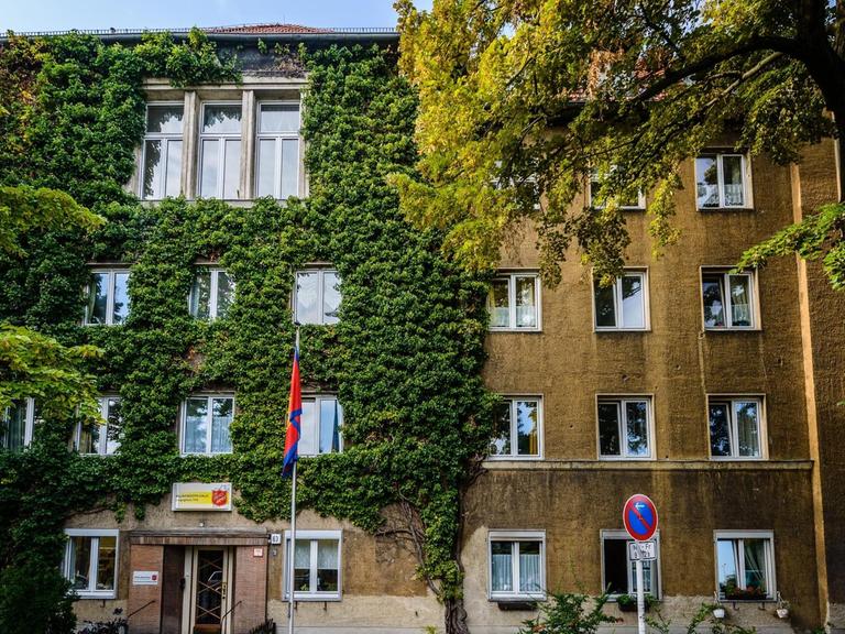 Die mit Ranken begrünte Fassade des William-Booth-Hauses der Heilsarmee in Berlin