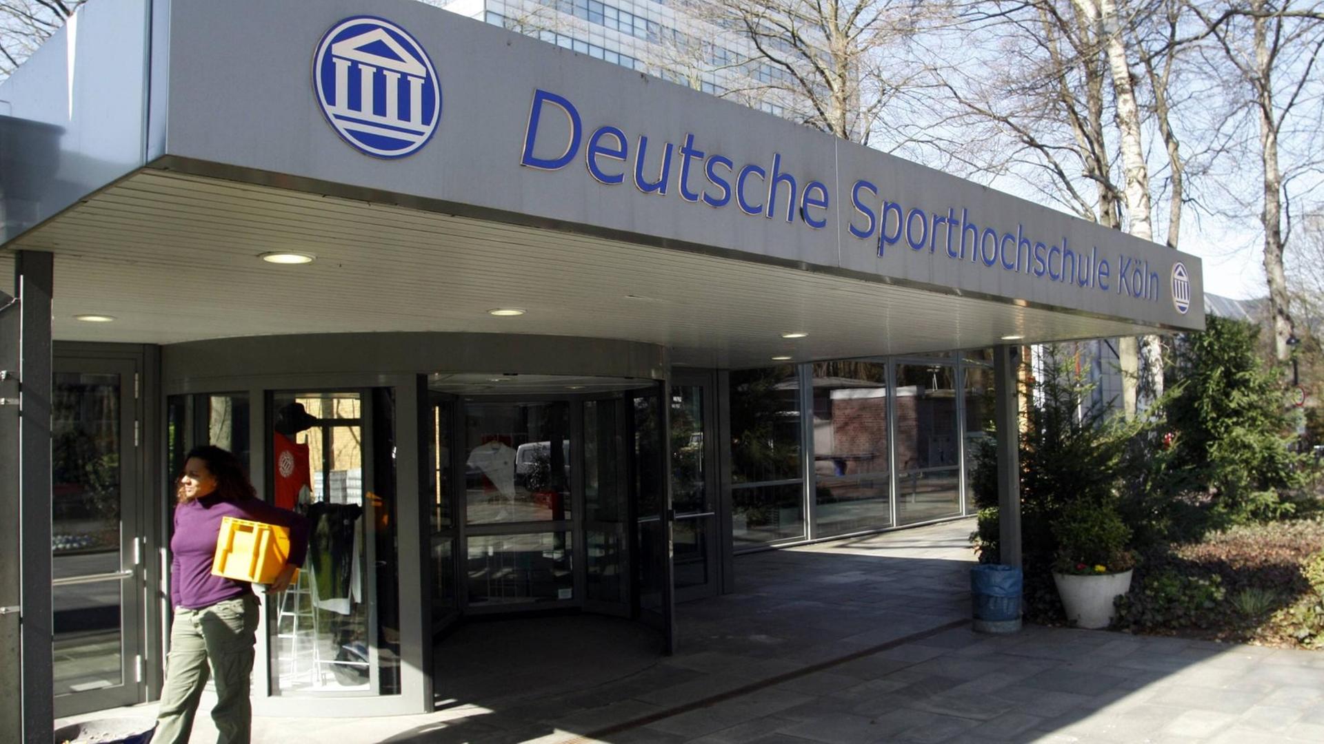Der Eingangsbereich am Hauptgebäude der Deutschen Sporthochschule Köln