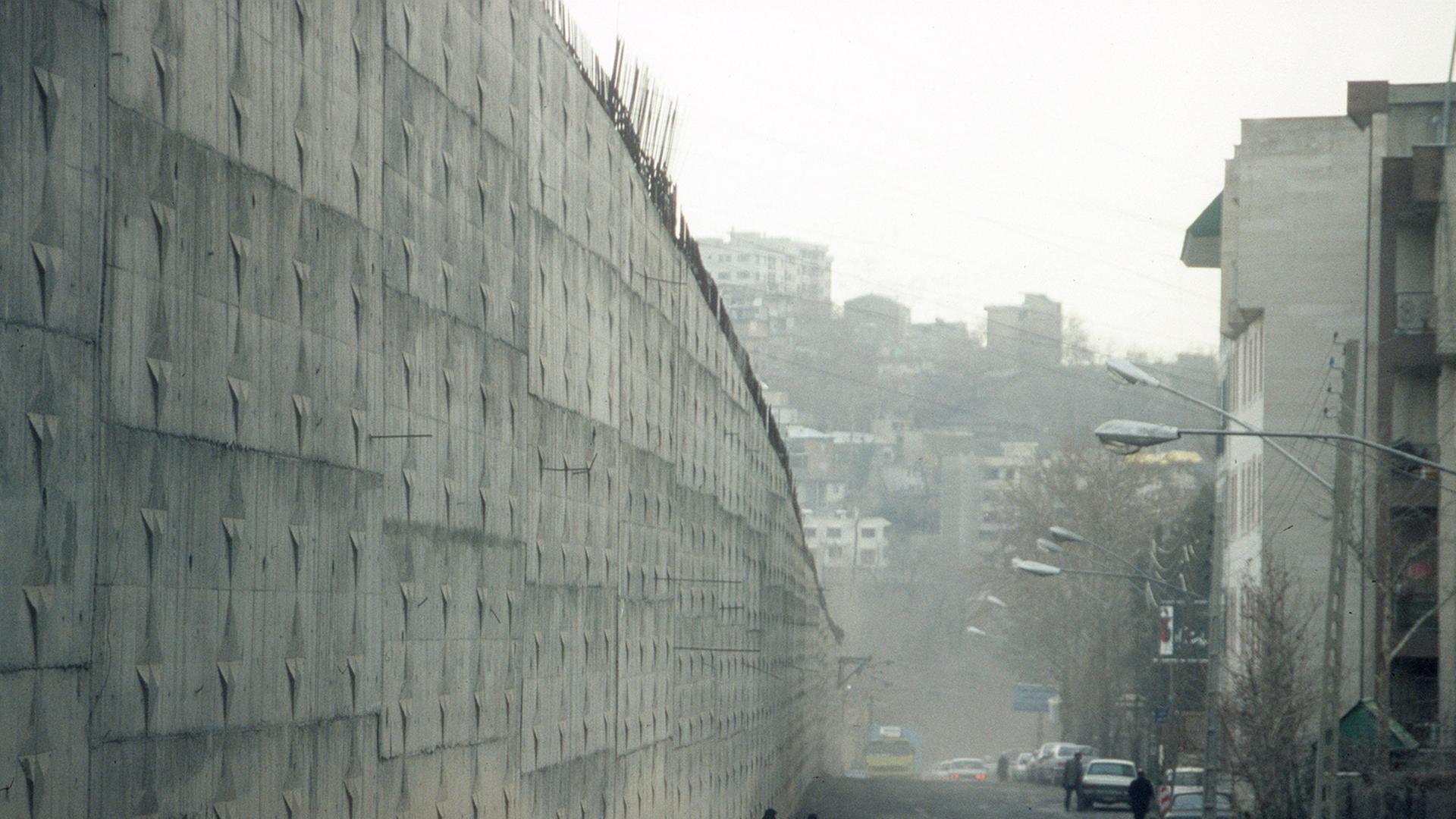 Eines der seltenen Bilder vom Evin-Gefängnis in Teheran, aufgenommen 2006, zu sehen ist eine hohe Betonmauer neben einer Straße