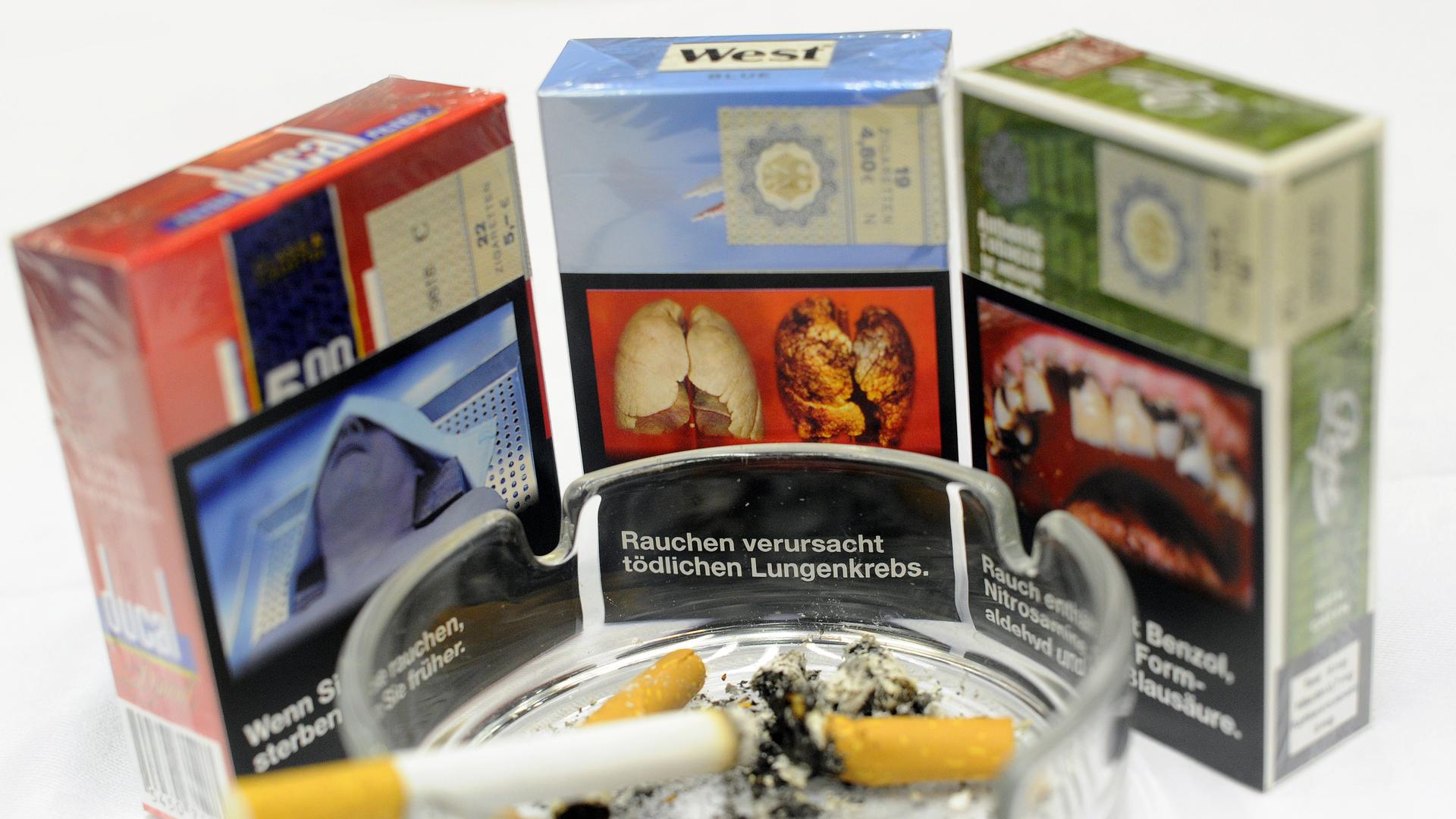 Zigarettenschachteln mit einem möglichen einheitlichem Aussehen und Aufdrücken von Folgeschäden des Zigarettenkonsums stehen am Freitag (14.09.2012) auf der Eröffnungs-Pressekonferenz zur Tabak-Fachmesse inter-tabac in den Westfalenhallen in Dortmund hint