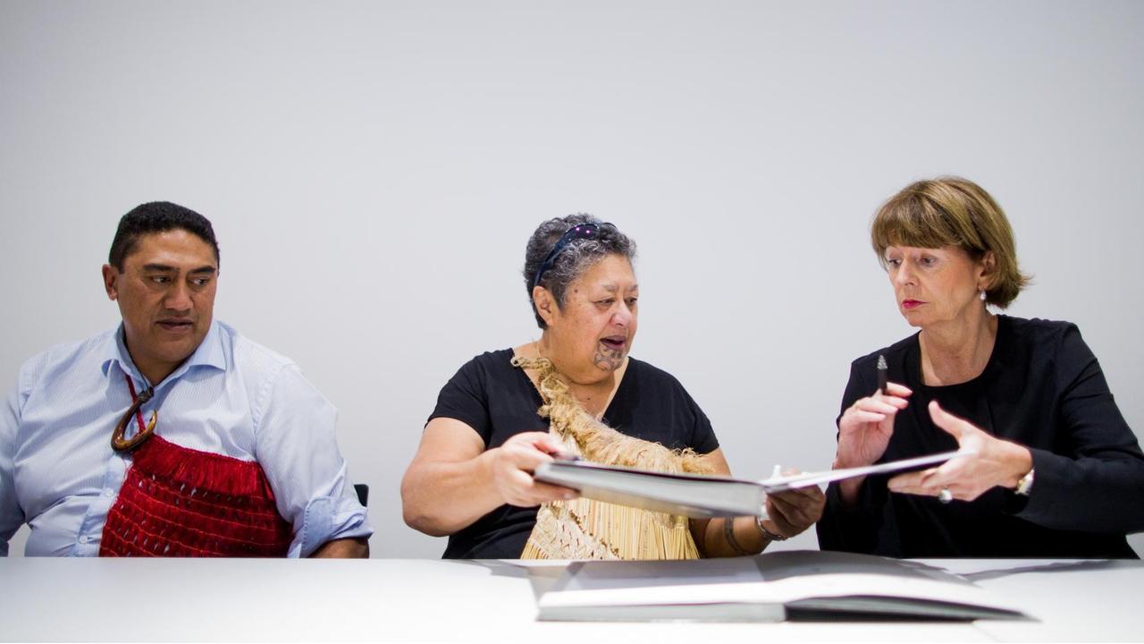 Henriette Reker,  Oberbürgermeisterin von Köln, und Hema Temara, Stammesälteste der Maori aus Neuseeland, sowie ihr Sohn Tamahou Temara