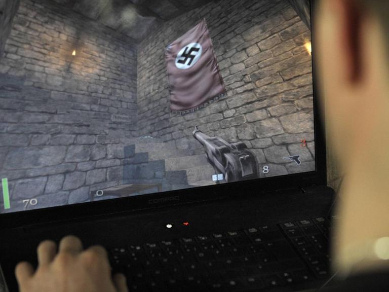 Ein Jugendlicher spielt an seinem Laptop das Killerspiel Wolfenstein.