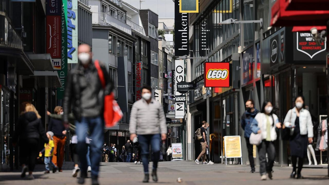 Nordrhein-Westfalen, Köln: Passanten gehen in der Innenstadt durch die Geschäftsstrasse Hohe Straße.